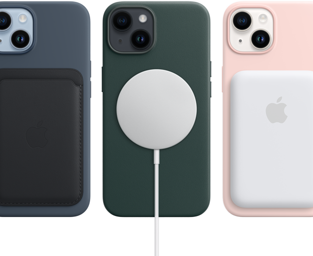 „iPhone 14“ vidurnakčio, miško žalios ir blyškiai rausvos spalvos „MagSafe“ dėklai su „MagSafe“ priedais, pinigine, įkrovikliu ir baterijos paketu.