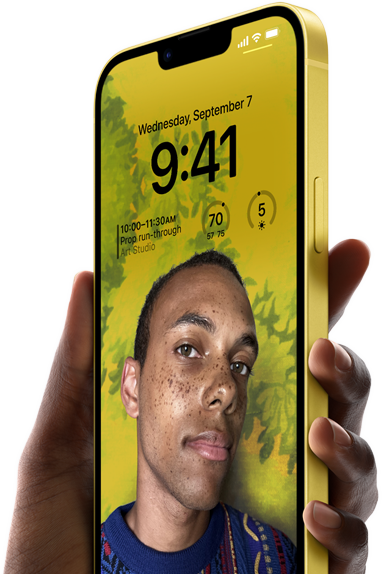 Ranka, laikanti geltoną „iPhone 14 Plus“ su suasmenintu užrakinto ekrano vaizdu.